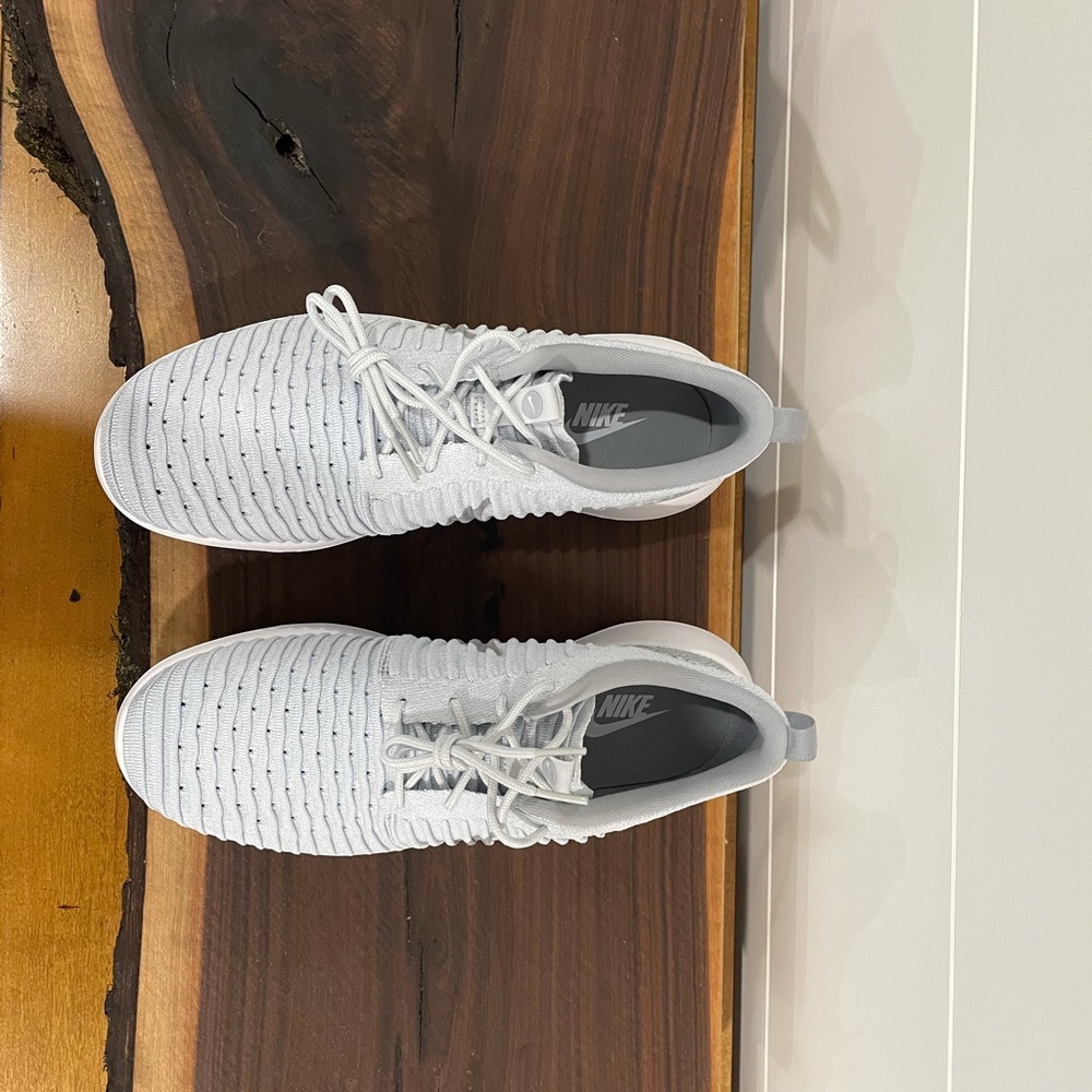 Men’s size 10 Nike Roshe flyknit 2. Nib, platinum wolf grey white